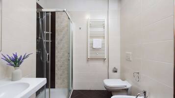 Ducha, secador de pelo, bidet, toallas