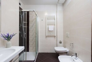 Ducha, secador de pelo, bidet, toallas