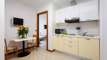 Fridge, microwave, stovetop, cookware/dishes/utensils