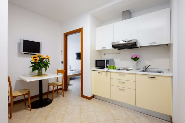 ثلاجة، ميكروويف، موقد طهي مسطح، مستلزمات طهي/أطباق/أوعية