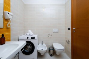 Douche, séchoir à cheveux, bidet, serviettes fournies