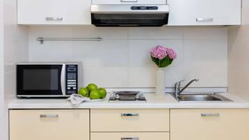 Fridge, microwave, stovetop, cookware/dishes/utensils