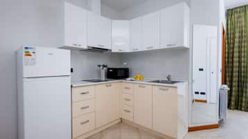 Réfrigérateur, micro-ondes, plaque de cuisson