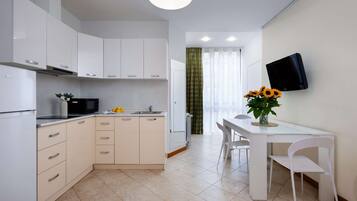 Réfrigérateur, micro-ondes, plaque de cuisson