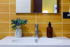 Douche, sèche-cheveux, bidet, serviettes fournies