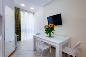 Dining - Deluxe Apartment with 2 Bathrooms (Yerevan)