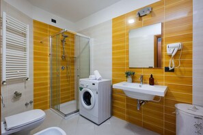 Shower, hair dryer, bidet, towels - Deluxe Apartment with 2 Bathrooms (Yerevan)