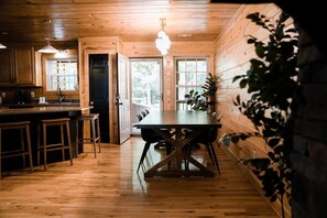 Dining - Misty Mountain Getaway - Hot tub & Scenic View (Ellijay)