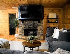 TV, fireplace - Misty Mountain Getaway - Hot tub & Scenic View (Ellijay)