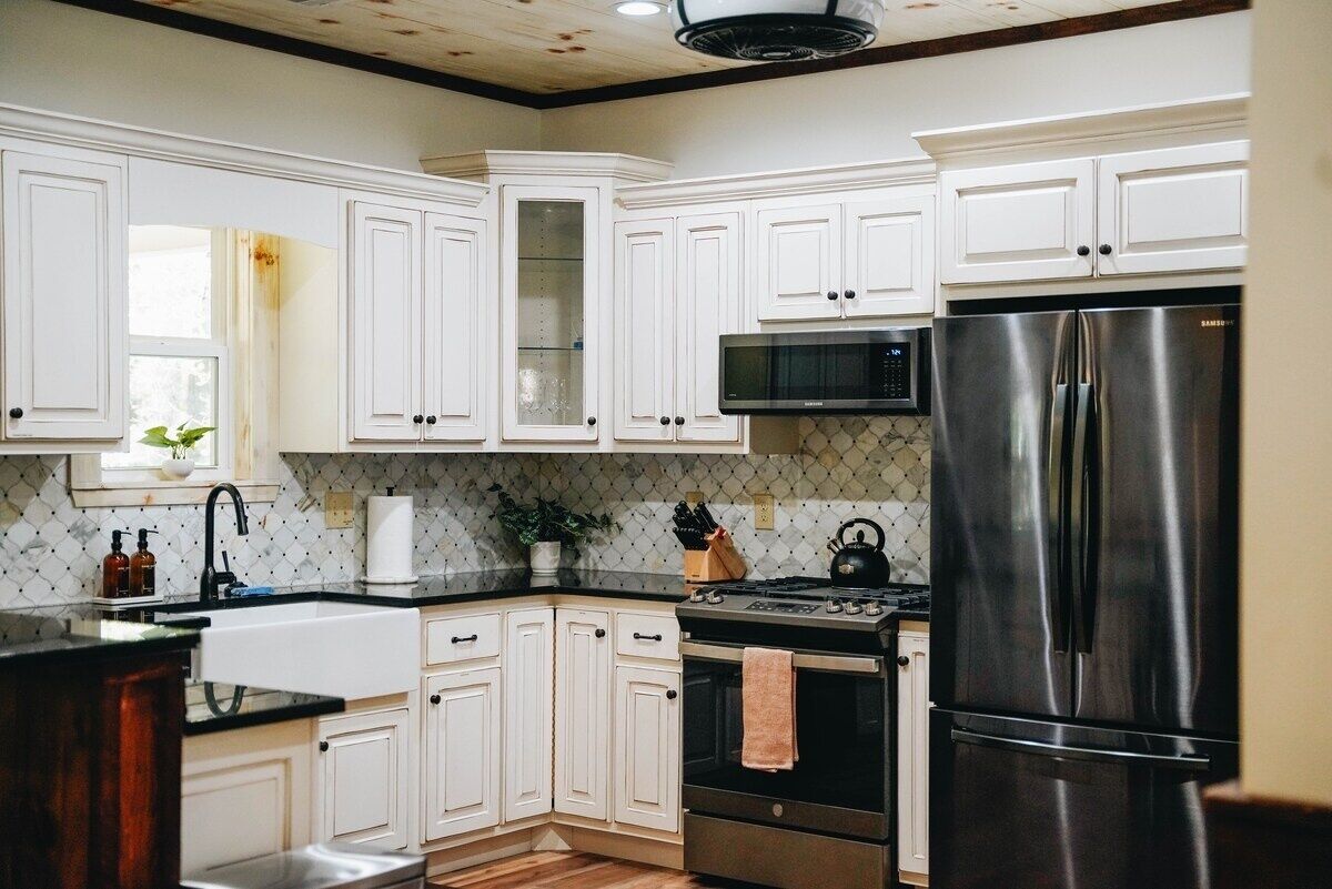 Jääkaappi, mikroaaltouuni, uuni, liesi