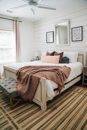 3 bedrooms, Internet, bed sheets - Riverfront Getaway - Wineries, Orchards, & Hiking (Ellijay)