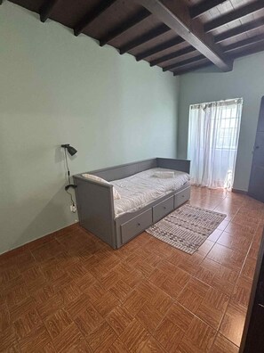 Comfort House, 3 Bedrooms | Iron/ironing board, free WiFi - Casa da Esperança (Angra do Heroismo)