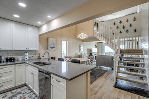 Interior - ☀️ Ocean Front - Private Balcony - Anchorage I 301 ☀️ (Myrtle Beach)