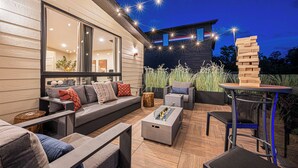 Ein möblierter Patio mit einer Couch, einem Couchtisch und einer Sitzecke.