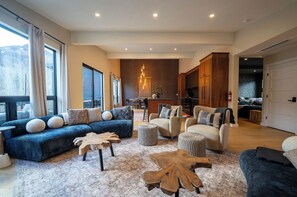 Smart TV, fireplace, books - Mountain Views, Hot Tub, Sauna & Game Room Fun (Hunter)