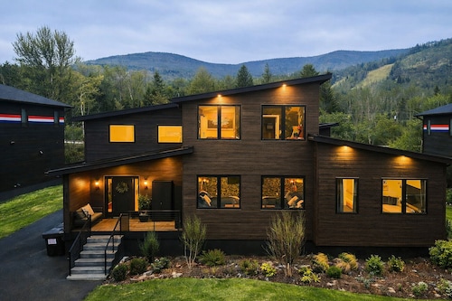 Riverside Hot Tub & Sauna with Mountain Views