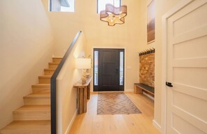 Interior - Riverside Hot Tub, Cedar Sauna & Resort Access (Hunter)