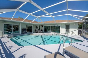 A heated pool - Villa Sunshine Nautica - Renovated Pool Home with Direct Gulf Access (Cape Coral)