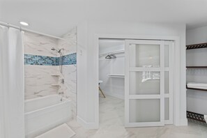 Hair dryer, towels - Villa Sunshine Nautica - Renovated Pool Home with Direct Gulf Access (Cape Coral)