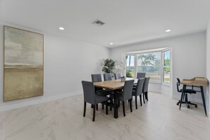 Dining - Villa Sunshine Nautica - Renovated Pool Home with Direct Gulf Access (Cape Coral)