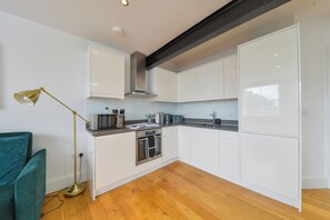 Microwave, oven, stovetop, dishwasher - Free Parking |St Albans City Centre |Sleeps 5 (St Albans)