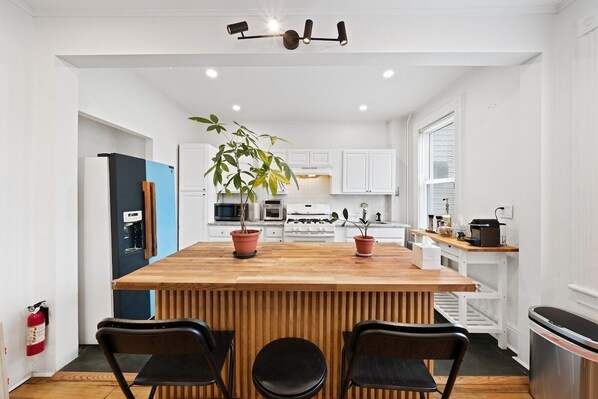 Fridge, microwave, oven, stovetop - NYE Holiday Family • NYC Access • Free Parking (Jersey City)