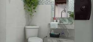 Regadera, toallas, jabón, papel de baño 