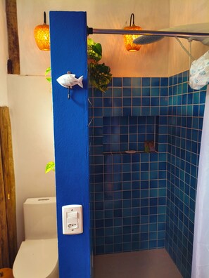 Regadera, toallas, jabón, papel de baño 