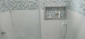 Douche, serviettes fournies, savon, papier toilette