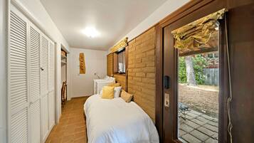 2 bedrooms, desk, iron/ironing board, WiFi