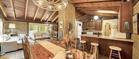 Fernseher, Kamin, Bücher