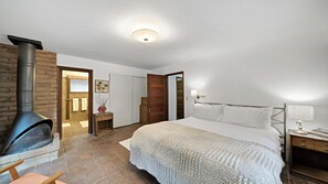 2 habitaciones, escritorio, tabla de planchar con plancha y wifi gratis 