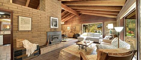 Fernseher, Kamin, Bücher