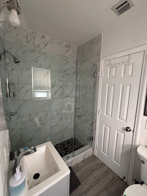 Hair dryer, towels, soap, toilet paper - 2-bedroom villa in awesome Miami with, AC (Miami)