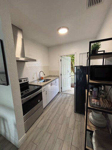 2-bedroom villa in awesome Miami with, AC