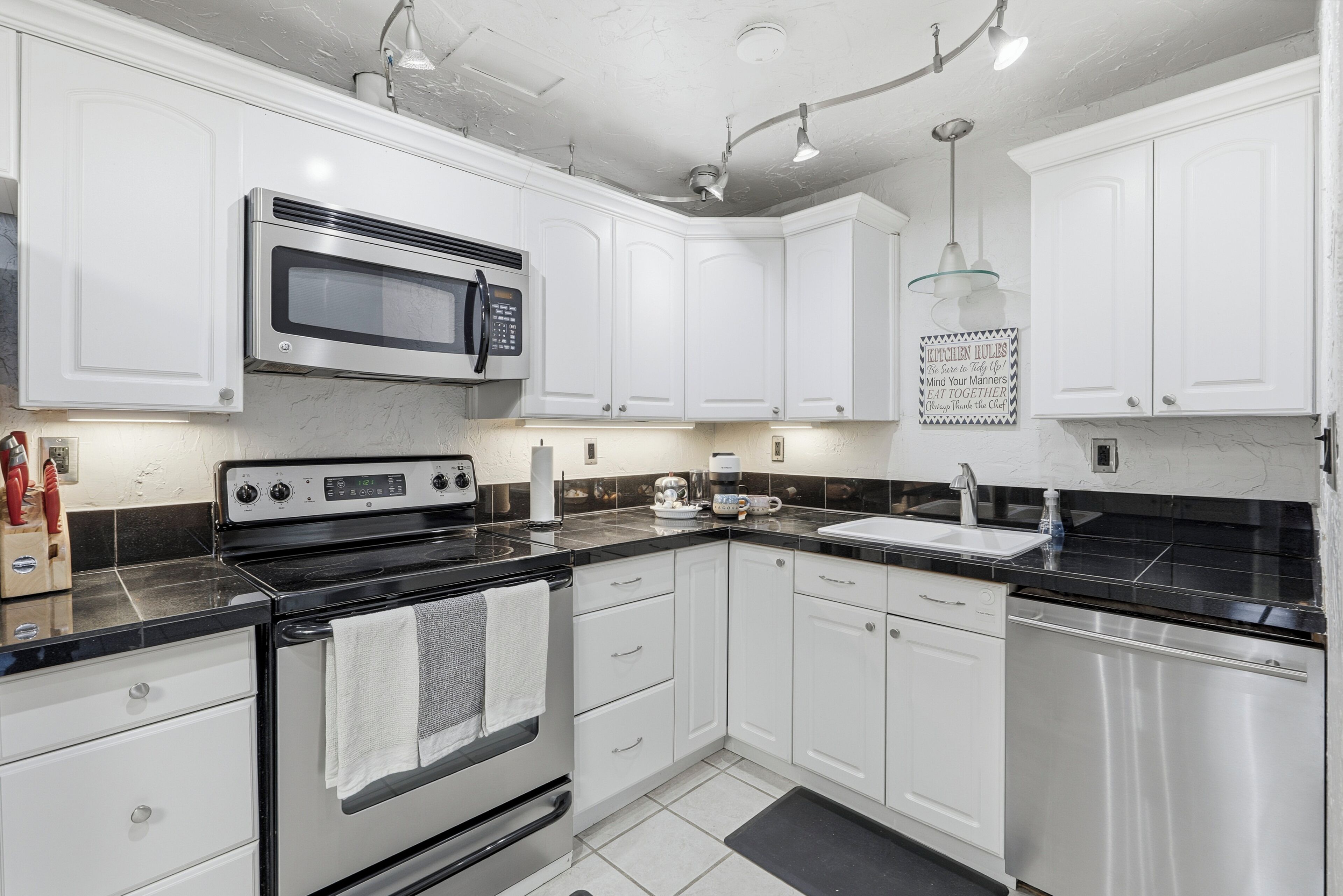 Micro-ondes, four, plaque de cuisson, lave-vaisselle