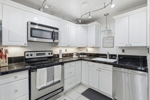 Een magnetron, een oven, een kookplaat, een vaatwasser