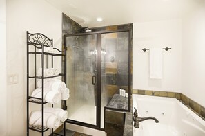 Bañera de hidromasaje, secador de pelo, toallas y jabón