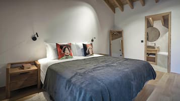 5 bedrooms, iron/ironing board, WiFi, bed sheets