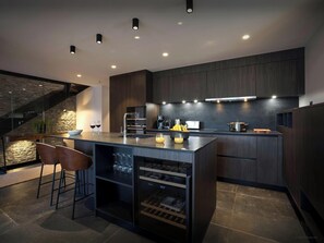 Geladeira, micro-ondas, fogão, cooktop