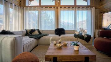 TV, fireplace, stereo