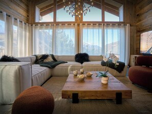 Televisión, chimenea, estéreo