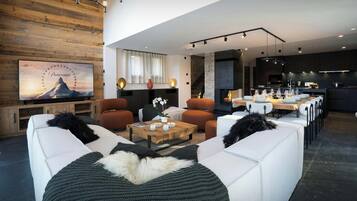 Tv, eldstad och en stereo