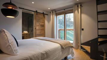 5 bedrooms, iron/ironing board, WiFi, bed sheets