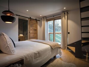 5 bedrooms, iron/ironing board, WiFi, bed sheets