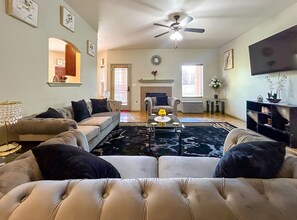 Ein Wohnzimmer mit einer Couch, einem Couchtisch und einem Kamin.