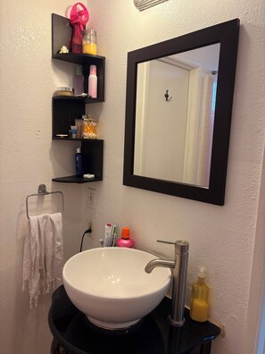 Douche, sèche-cheveux, serviettes fournies, savon