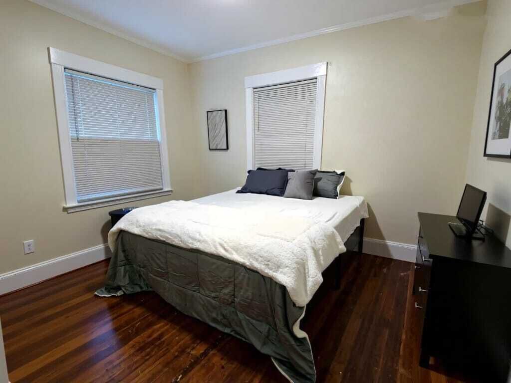 4 bedrooms, iron/ironing board, WiFi