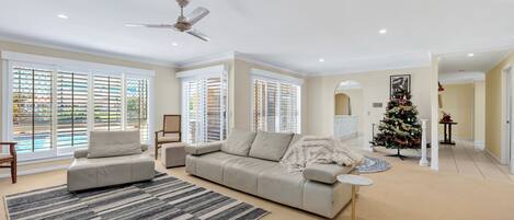 المنشأة من الداخل