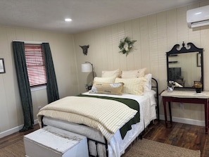 1 bedroom, travel crib, free WiFi, bed sheets - stay on the farm! Charming 1-bedroom cottage blue ridge mountains Galax Va. (Galax)